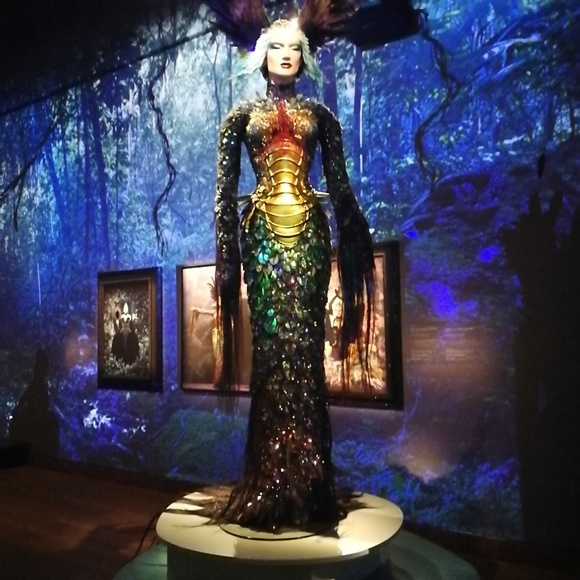 Like to bookmark my closet, @petitenoirenoire - Picture 3 of 5